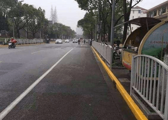 路邊那些位置可以停車,打車,等車,出租車可以停靠上客的位置插圖 路邊那些位置可以停車,打車,等車,出租車可以停靠上客的位置插圖
